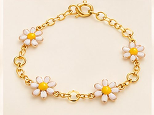 Gouden armbandje met witte madeliefjes