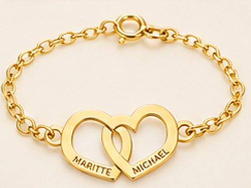 Gouden armbandje met twee in elkaar hakende harten en namen