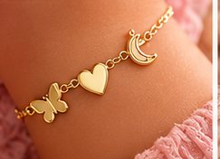 Vlinderarmbandje om een kinderpols